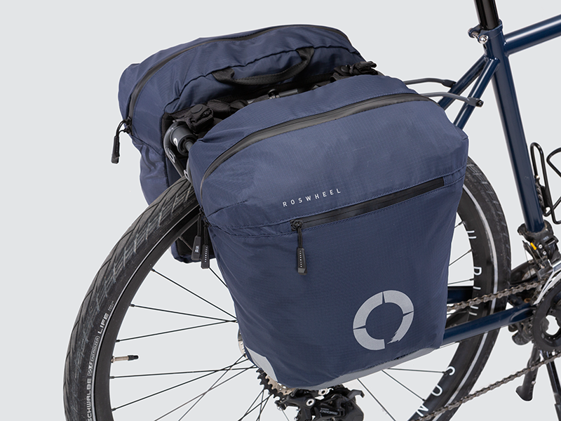 Water-resistant Tour Lightweight Pannier designed for touring, featuring a semi-rigid structure and flexible attachment system for secure fitting.