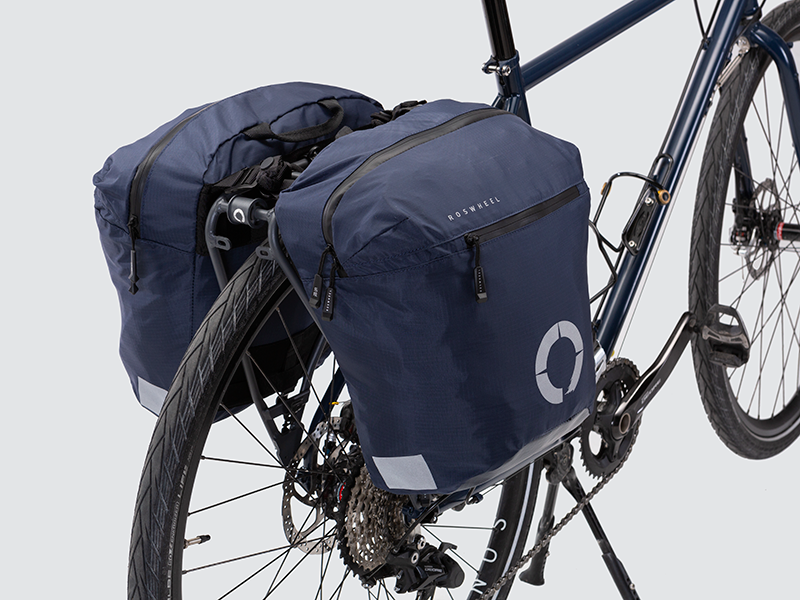 Water-resistant Tour Lightweight Pannier designed for touring, featuring a semi-rigid structure and flexible attachment system for secure fitting.