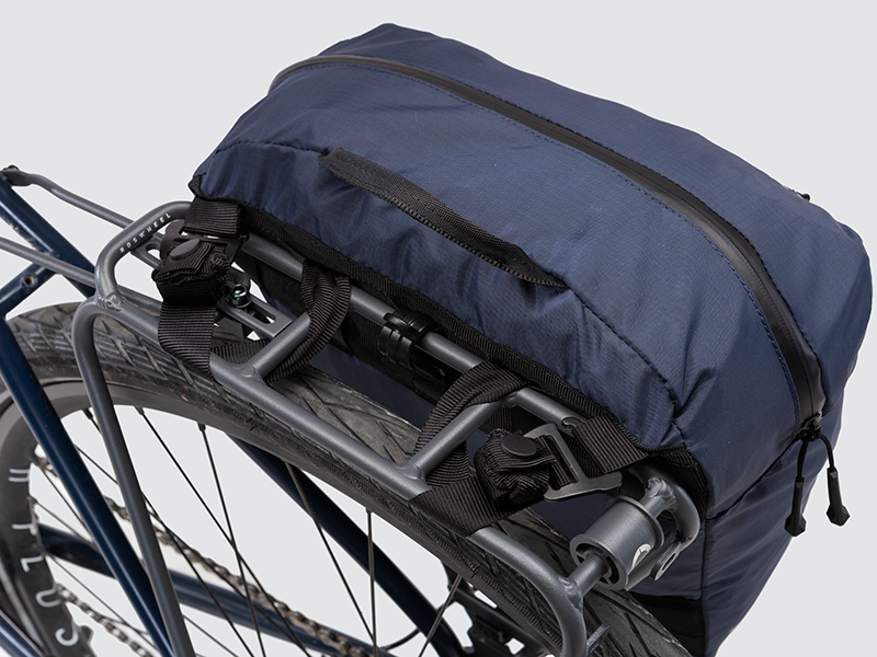 Water-resistant Tour Lightweight Pannier designed for touring, featuring a semi-rigid structure and flexible attachment system for secure fitting.